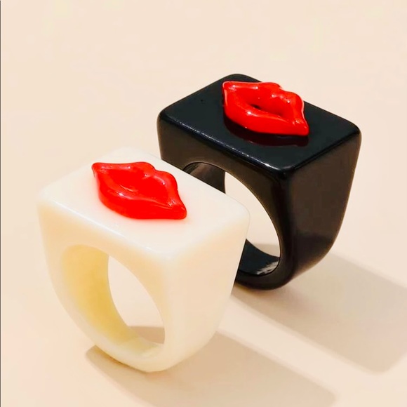 NWOT 1 White & 1 Black, Lips Rings!